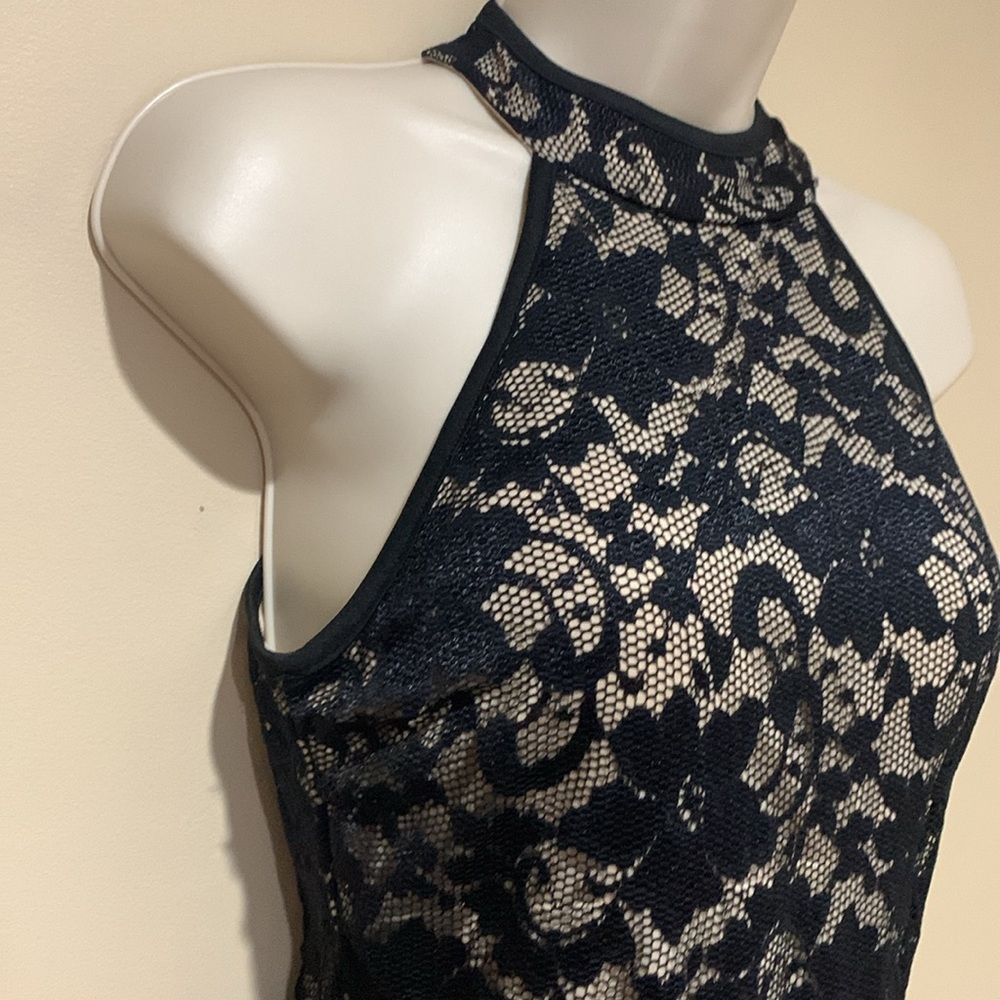 Stretchy lace dress - Picture 2 of 9